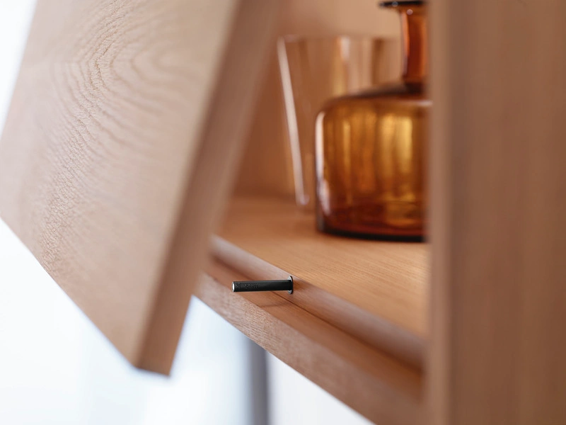 Nowoczesne meble bezuchwytowe z systemem wspomagania otwierania TIP-ON – minimalistyczny design i wygoda w kuchni na zamówienie.